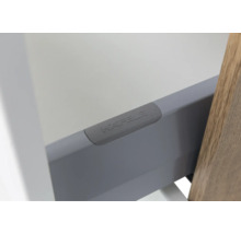 Nahaufnahme einer Schubladenzarge aus Metall mit Kunststoff-Abdeckkappe und Häfele Logo.