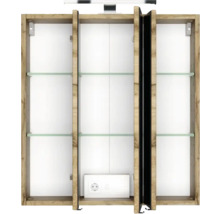 Geöffneter Spiegelschrank in Eiche-Optik mit drei Abteilen, Glaseinlegeböden, integrierter Steckdose und Aufsatzleuchte.