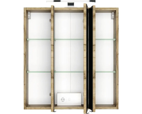 Geöffneter dreitüriger Spiegelschrank für das Bad in Holzoptik mit Glaseinlegeböden, Beleuchtung und interner Steckdose mit Schalter.