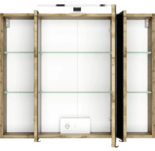 Dreitüriger Badezimmer-Spiegelschrank in Eichenoptik mit Glasböden, integrierter Steckdose und LED-Beleuchtung, geöffnet.