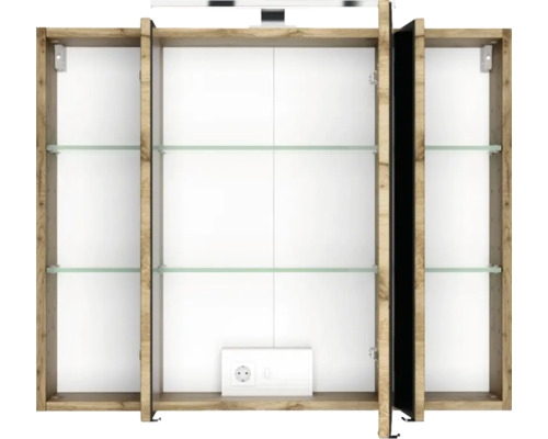 Dreitüriger Badezimmer-Spiegelschrank in Eichenoptik mit Glasböden, integrierter Steckdose und LED-Beleuchtung, geöffnet.