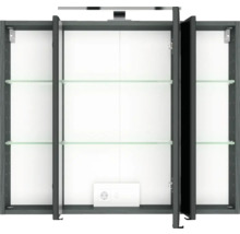 Offener Badezimmer Spiegelschrank mit drei Türen, Glaseinlegeböden, integrierter Steckdose und LED Beleuchtung.