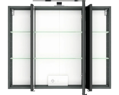Offener Badezimmer Spiegelschrank mit drei Türen, Glaseinlegeböden, integrierter Steckdose und LED Beleuchtung.