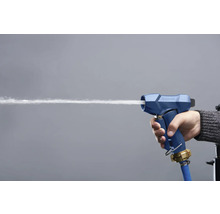 Pistolet à eau avec jet d'eau et logo GEKA dans la main