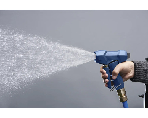 Une main tient un pistolet de pulvérisation bleu d'où jaillit de l'eau.