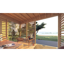 Maison en bois clair avec terrasse, meubles et vue sur la nature