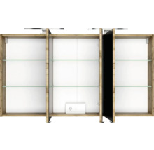Geöffneter dreitüriger Spiegelschrank für das Badezimmer mit Glaseinlegeböden, integrierter Steckdose und Korpus in Holzoptik.