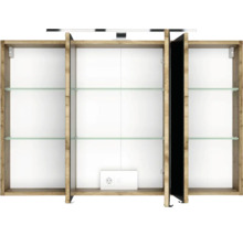 Armoire de toilette ouverte avec trois compartiments, tablettes en verre, prise électrique intégrée et corps en bois.
