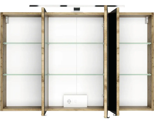 Armoire de toilette ouverte avec trois compartiments, tablettes en verre, prise électrique intégrée et corps en bois.