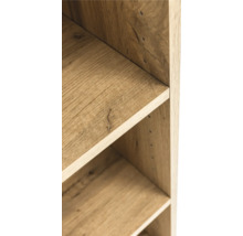 Vue détaillée d'une étagère aspect chêne avec veinure du bois apparente et trous pour tablettes.