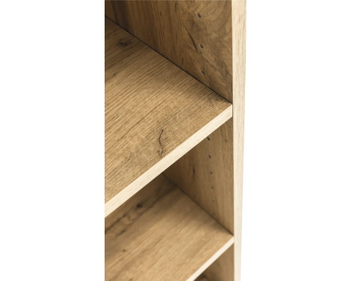 Vue détaillée d'une étagère aspect chêne avec veinure du bois apparente et trous pour tablettes.