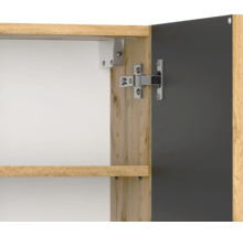 Vue détaillée d'une charnière de meuble en métal sur un corps en aspect bois avec une porte sombre et une étagère.