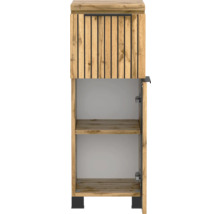 Armoire haute aspect bois avec design à lamelles, deux compartiments intérieurs et pieds noirs, porte ouverte.