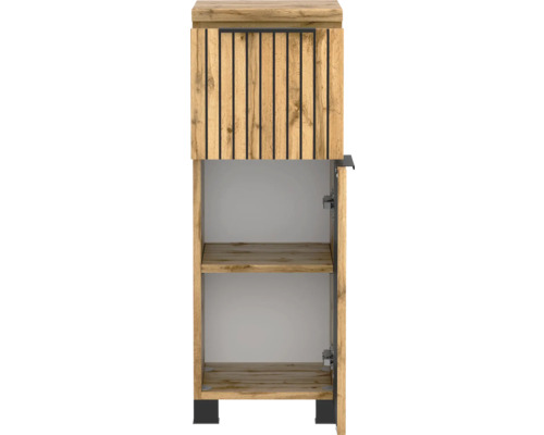 Armoire haute aspect bois avec design à lamelles, deux compartiments intérieurs et pieds noirs, porte ouverte.