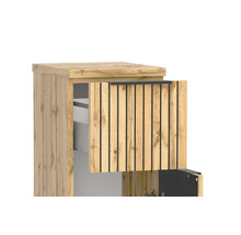 Meuble de salle de bain aspect chêne avec façade à lattes, poignée noire et tiroir visible.