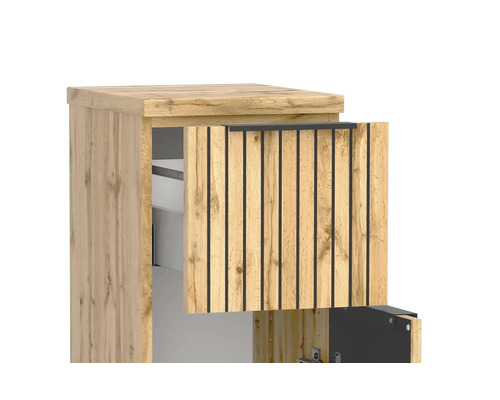 Meuble de salle de bain aspect chêne avec façade à lattes, poignée noire et tiroir visible.