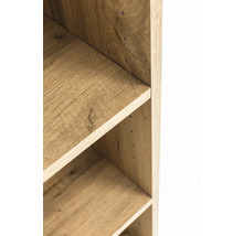 Vue détaillée d'une étagère en bois avec des tablettes et des veines de bois apparentes.