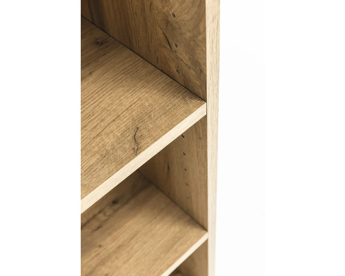 Vue détaillée d'une étagère en bois avec des tablettes et des veines de bois apparentes.