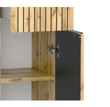 Gros plan d'un meuble de salle de bains aspect chêne avec des lattes noires sur la façade et une charnière métallique sur la porte ouverte.