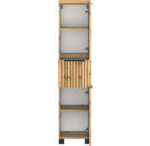 Colonne de salle de bain aspect chêne avec étagères ouvertes et une porte avec décor à lamelles au milieu.