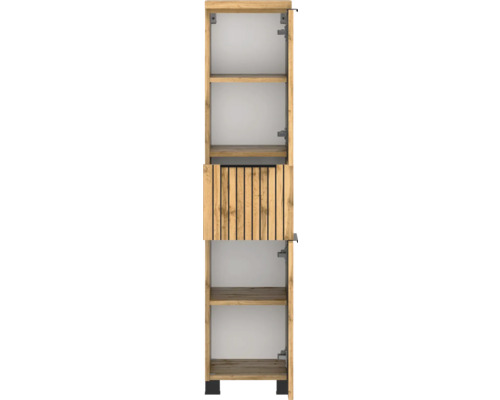 Colonne de salle de bain aspect chêne avec étagères ouvertes et une porte avec décor à lamelles au milieu.