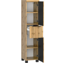 Armoire haute aspect chêne avec deux portes noires ouvertes, un tiroir central au design à lamelles et quatre étagères.