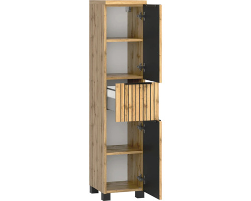 Armoire haute aspect chêne avec deux portes noires ouvertes, un tiroir central au design à lamelles et quatre étagères.