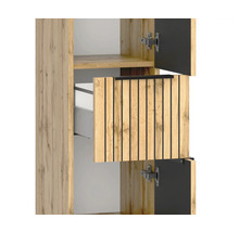 Armoire haute aspect bois avec lamelles noires sur la façade, portes ouvertes et charnières visibles.