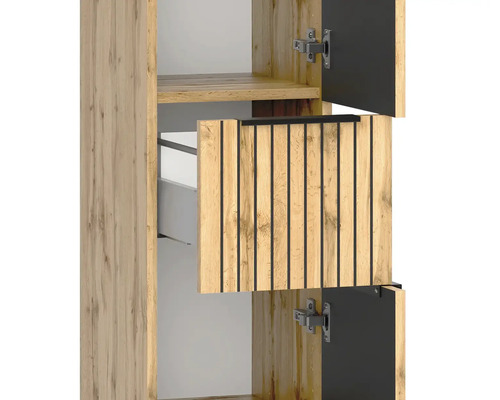 Armoire haute aspect bois avec lamelles noires sur la façade, portes ouvertes et charnières visibles.