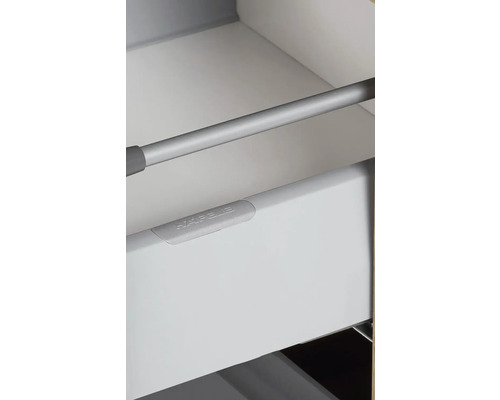 Côté de tiroir Häfele avec barre de galerie et cache avec Häfele Logo.