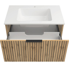 Waschtischunterschrank in Holzoptik mit schwarzen Lamellen, weisses Becken und offene Schublade mit schwarzem Griff.