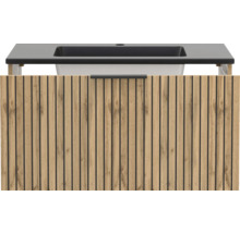 Waschtischunterschrank mit integriertem Waschbecken, Front in Eichenoptik mit schwarzen vertikalen Lamellen und schwarzem Griff.