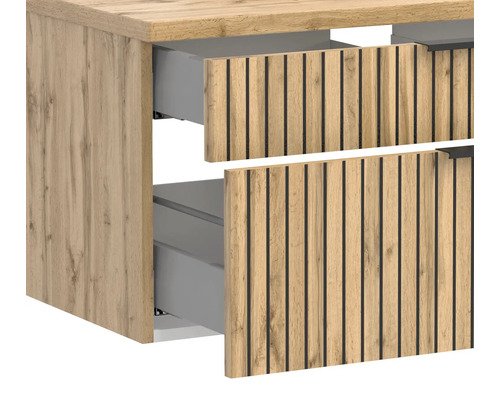 Badunterschrank in Eichenoptik mit zwei geöffneten Schubladen und vertikalen schwarzen Lamellen.