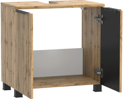 Meuble sous-lavabo aspect chêne avec façade à lamelles, pieds noirs et une porte ouverte.