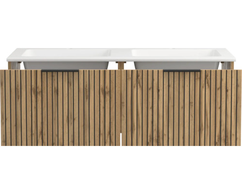 Doppelwaschtisch-Unterschrank mit Holzlamellen-Design in Eiche-Optik, schwarzen Griffen und weißem Doppelwaschbecken.