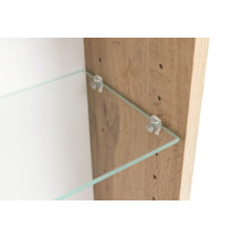 Glasfachboden in einem Holzschrank, befestigt mit transparenten Fachbodenträgern aus Kunststoff.