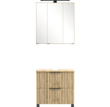 Badezimmermöbel-Set mit dreitürigem Spiegelschrank inklusive Beleuchtung und Waschbeckenunterschrank in Eiche-Optik mit schwarzen Lamellen.