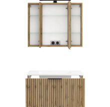Badezimmermöbel-Set mit offenem Spiegelschrank, Glaseinlegeböden, Steckdose und Waschbeckenunterschrank in Holzoptik mit Lamellen-Front.