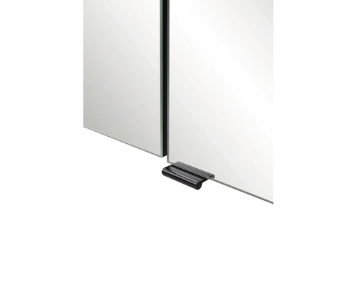 Nahaufnahme einer Spiegeltür eines Badezimmerschranks mit einem schwarzen Metallgriff an der Unterkante.