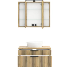 Badmöbel-Set mit dreitürigem Spiegelschrank, weißem Aufsatzwaschbecken und Waschbeckenunterschrank in Holzoptik mit Lamellenfront.