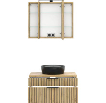 Badmöbel-Set mit offenem Spiegelschrank, schwarzem Aufsatzwaschbecken und Waschtischunterschrank in Holzoptik mit Lamellenfront.
