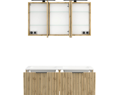 Badezimmermöbel-Set in Holzoptik mit dreitürigem Spiegelschrank inklusive Glasböden und Steckdosen sowie Unterschrank mit zwei Waschbecken.