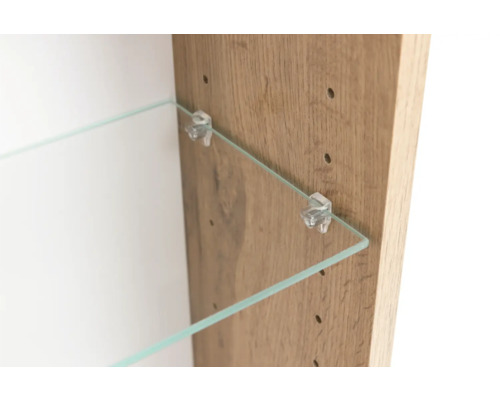 Glasfachboden in einem Holzschrank, befestigt mit transparenten Fachbodenträgern aus Kunststoff.