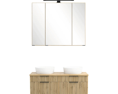 Badezimmermöbel-Set mit dreitürigem Spiegelschrank, Beleuchtung und Holz-Waschtisch mit zwei weißen Aufsatzbecken.
