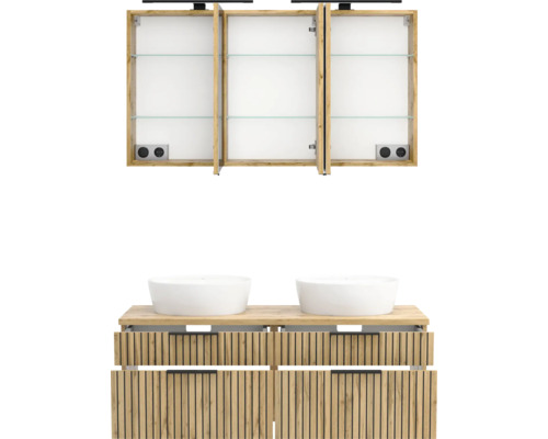 Badezimmermöbel-Set bestehend aus Waschtischunterschrank mit Holzlamellen, zwei Aufsatzwaschbecken und Spiegelschrank mit Glasböden und Steckdosen.