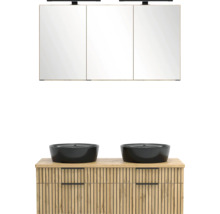 Badezimmermöbel-Set bestehend aus einem dreitürigen Spiegelschrank mit Beleuchtung, zwei runden schwarzen Aufsatzbecken und einem Holz-Unterschrank.