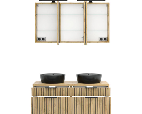 Badezimmermöbel-Set mit dreitürigem Spiegelschrank im Holzrahmen, Waschtisch mit zwei schwarzen Aufsatzbecken und Unterschrank in Eichenoptik.