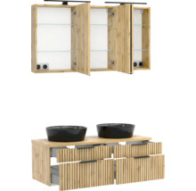 Badezimmermöbel-Set bestehend aus dreitürigem Spiegelschrank mit Beleuchtung und Waschtischunterschrank in Eiche Optik mit zwei schwarzen Waschbecken.
