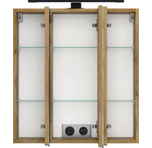 Armoire de toilette à trois portes avec aspect chêne, tablettes en verre, éclairage intégré et prise avec interrupteur à l'intérieur.