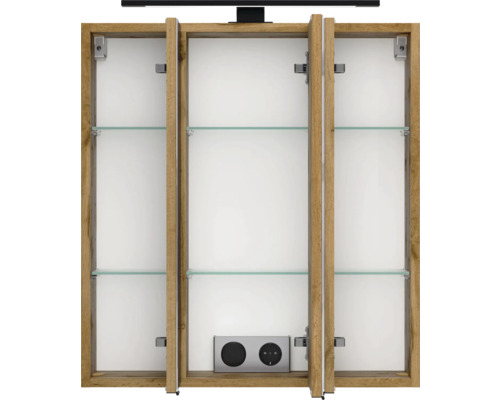 Armoire de toilette à trois portes avec aspect chêne, tablettes en verre, éclairage intégré et prise avec interrupteur à l'intérieur.